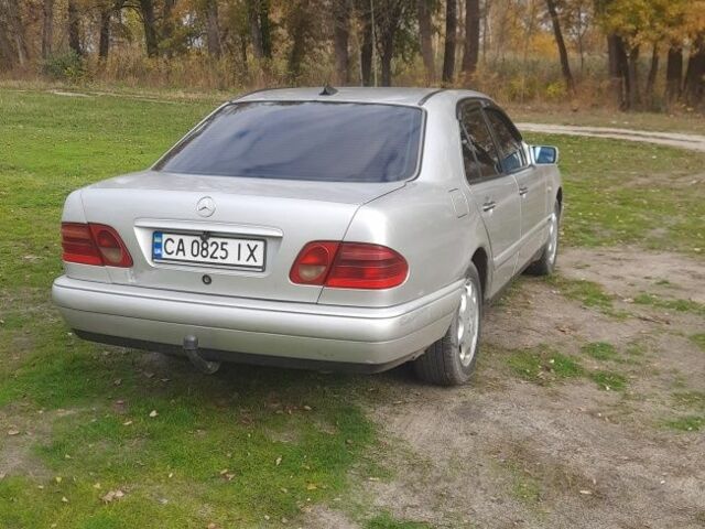 Серый Мерседес 220, объемом двигателя 2.9 л и пробегом 370 тыс. км за 4300 $, фото 2 на Automoto.ua