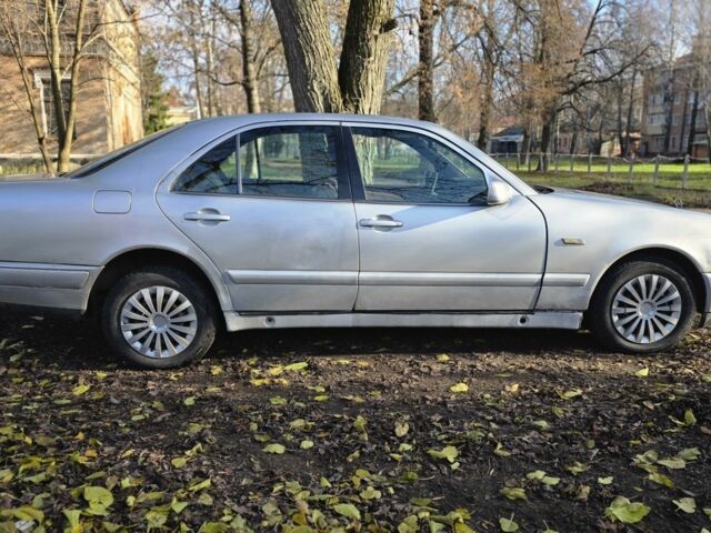 Серый Мерседес 220, объемом двигателя 2.2 л и пробегом 333 тыс. км за 1899 $, фото 4 на Automoto.ua