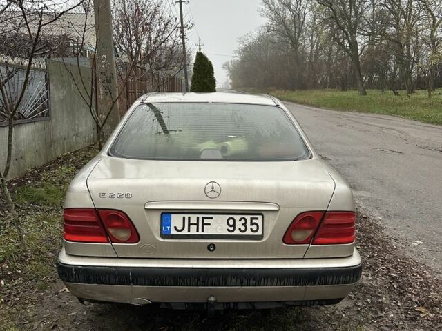 Сірий Мерседес 220, об'ємом двигуна 2.2 л та пробігом 300 тис. км за 2143 $, фото 3 на Automoto.ua
