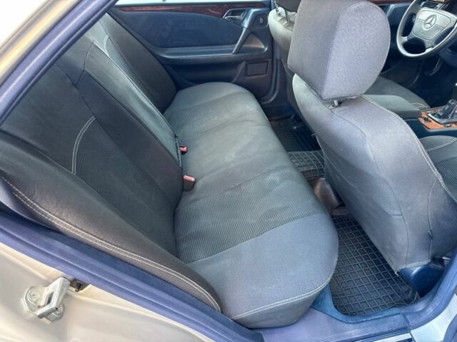 Серый Мерседес 220, объемом двигателя 2.2 л и пробегом 340 тыс. км за 3600 $, фото 19 на Automoto.ua