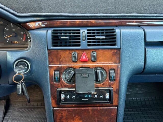 Серый Мерседес 220, объемом двигателя 2.2 л и пробегом 340 тыс. км за 3600 $, фото 14 на Automoto.ua