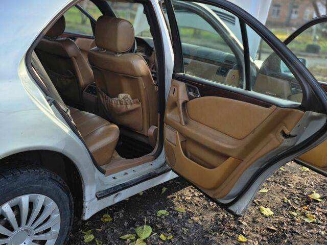 Серый Мерседес 220, объемом двигателя 2.2 л и пробегом 333 тыс. км за 1899 $, фото 10 на Automoto.ua