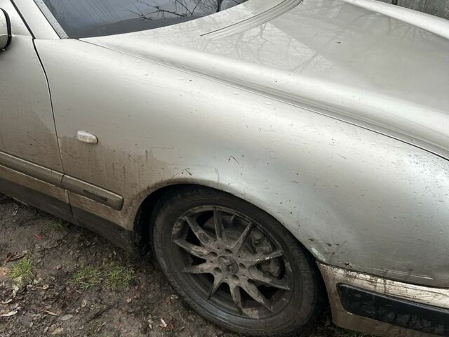 Сірий Мерседес 220, об'ємом двигуна 2.2 л та пробігом 300 тис. км за 2143 $, фото 2 на Automoto.ua