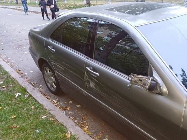 Серый Мерседес 220, объемом двигателя 5 л и пробегом 420 тыс. км за 2800 $, фото 2 на Automoto.ua