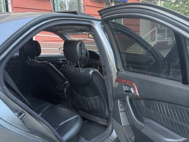 Серый Мерседес 220, объемом двигателя 5 л и пробегом 420 тыс. км за 2800 $, фото 3 на Automoto.ua