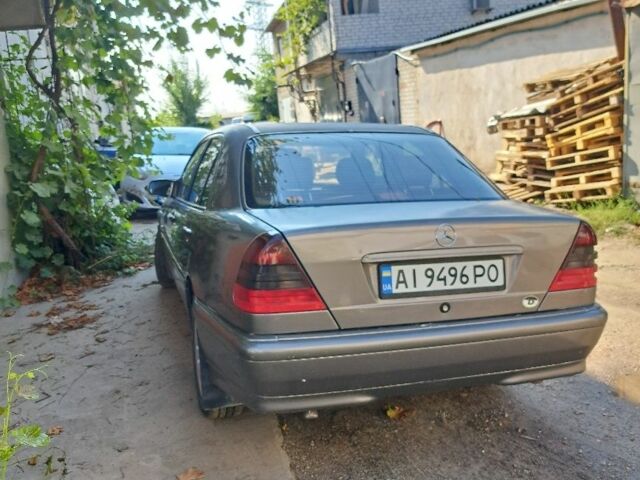 Серый Мерседес 220, объемом двигателя 1.8 л и пробегом 430 тыс. км за 3500 $, фото 7 на Automoto.ua