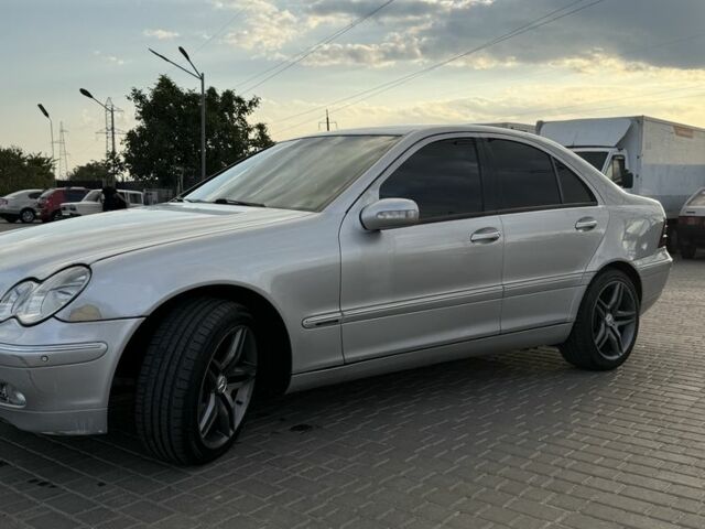 Серый Мерседес 220, объемом двигателя 2.1 л и пробегом 390 тыс. км за 5000 $, фото 1 на Automoto.ua