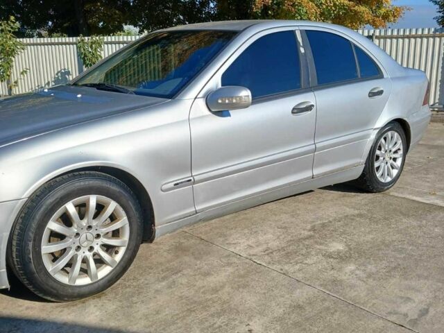 Серый Мерседес 220, объемом двигателя 2.2 л и пробегом 270 тыс. км за 3600 $, фото 3 на Automoto.ua