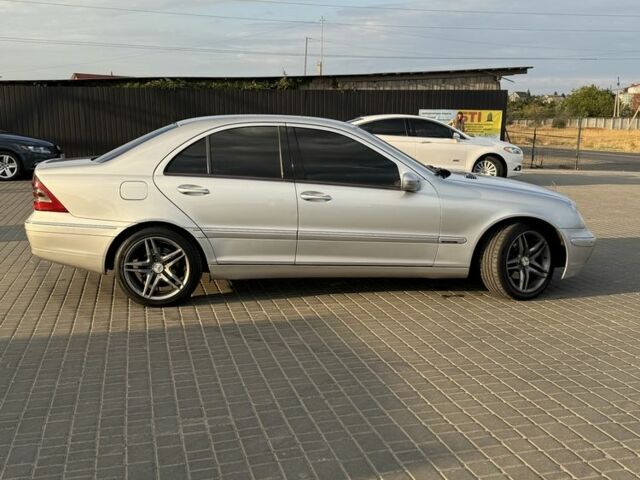 Серый Мерседес 220, объемом двигателя 2.1 л и пробегом 390 тыс. км за 5000 $, фото 2 на Automoto.ua