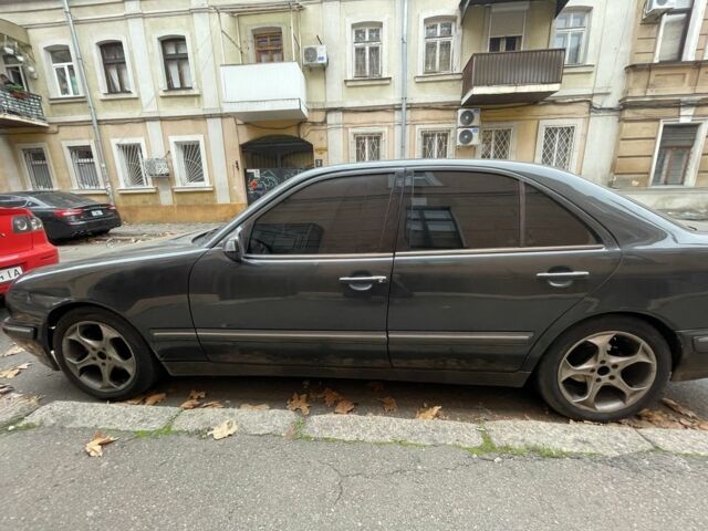 Серый Мерседес 220, объемом двигателя 2.2 л и пробегом 330 тыс. км за 4200 $, фото 7 на Automoto.ua