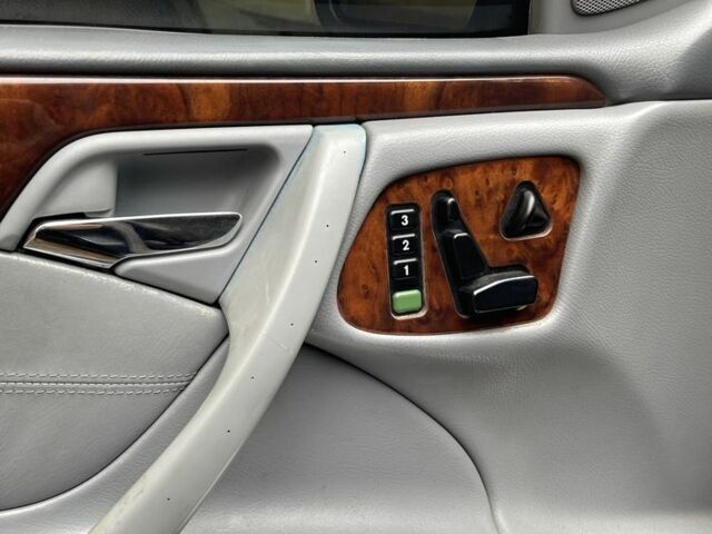 Серый Мерседес 220, объемом двигателя 2.2 л и пробегом 330 тыс. км за 4200 $, фото 3 на Automoto.ua