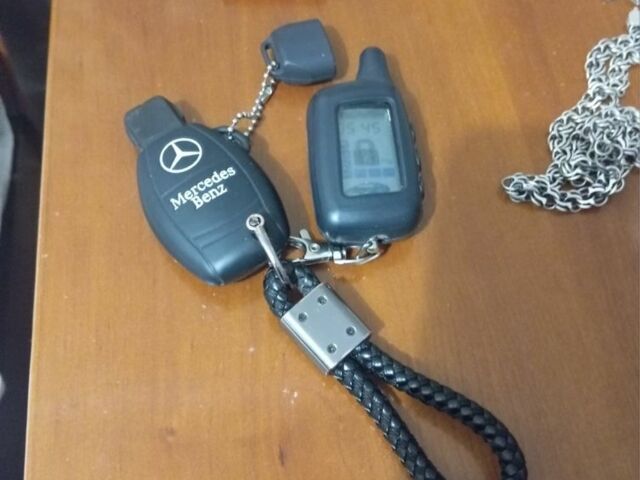 Серый Мерседес 220, объемом двигателя 3.2 л и пробегом 450 тыс. км за 5300 $, фото 9 на Automoto.ua