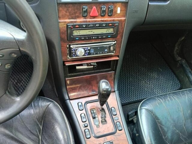 Сірий Мерседес 220, об'ємом двигуна 2.2 л та пробігом 346 тис. км за 3500 $, фото 6 на Automoto.ua