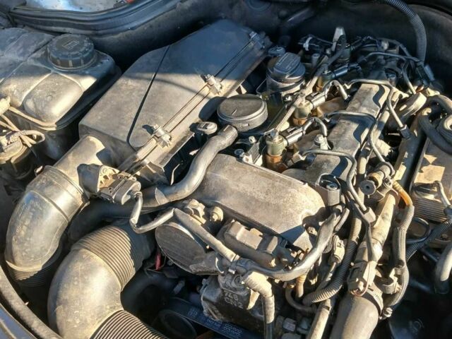 Серый Мерседес 220, объемом двигателя 2.2 л и пробегом 270 тыс. км за 3600 $, фото 9 на Automoto.ua