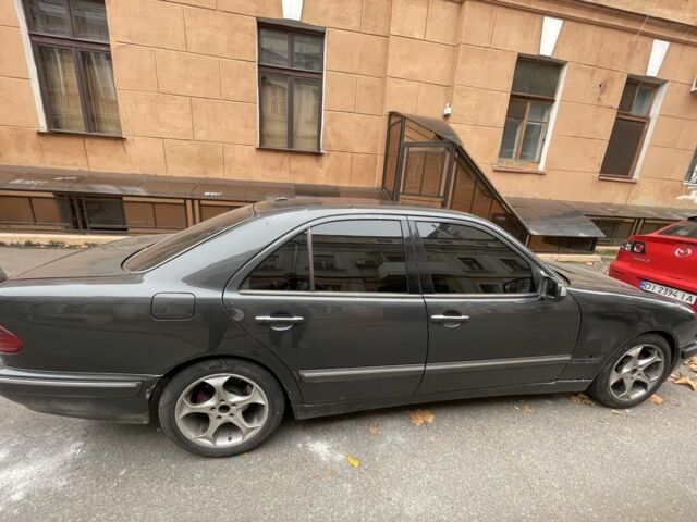 Серый Мерседес 220, объемом двигателя 2.2 л и пробегом 330 тыс. км за 4500 $, фото 9 на Automoto.ua