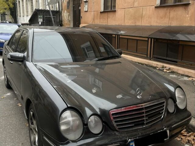 Серый Мерседес 220, объемом двигателя 2.2 л и пробегом 330 тыс. км за 4200 $, фото 2 на Automoto.ua