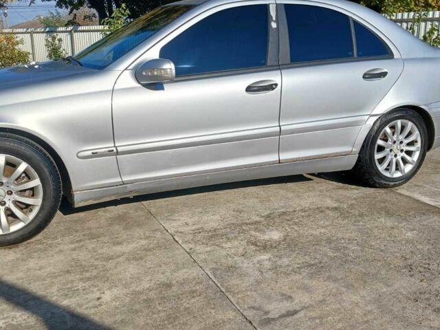 Серый Мерседес 220, объемом двигателя 2.2 л и пробегом 270 тыс. км за 3600 $, фото 2 на Automoto.ua