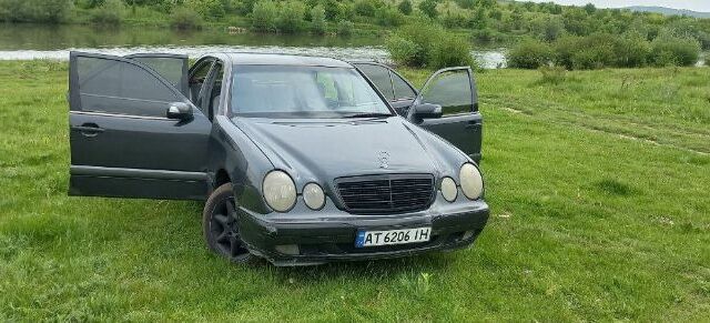 Серый Мерседес 220, объемом двигателя 2 л и пробегом 830 тыс. км за 2500 $, фото 3 на Automoto.ua