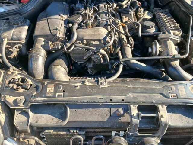 Серый Мерседес 220, объемом двигателя 2.2 л и пробегом 270 тыс. км за 3600 $, фото 8 на Automoto.ua