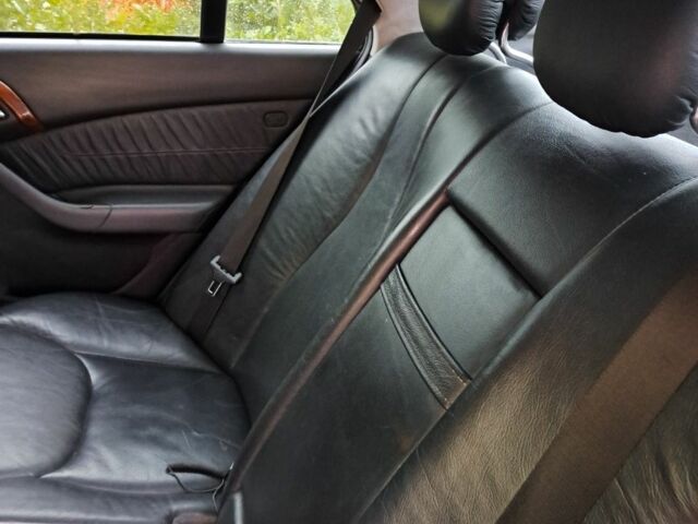 Серый Мерседес 220, объемом двигателя 3.2 л и пробегом 300 тыс. км за 5700 $, фото 5 на Automoto.ua