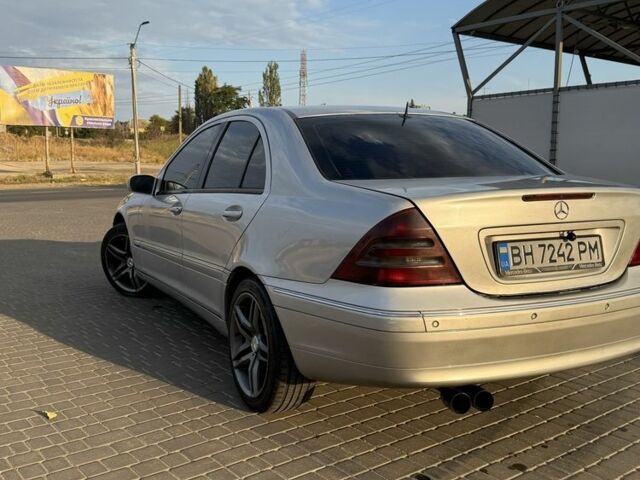 Серый Мерседес 220, объемом двигателя 2.1 л и пробегом 390 тыс. км за 5000 $, фото 3 на Automoto.ua