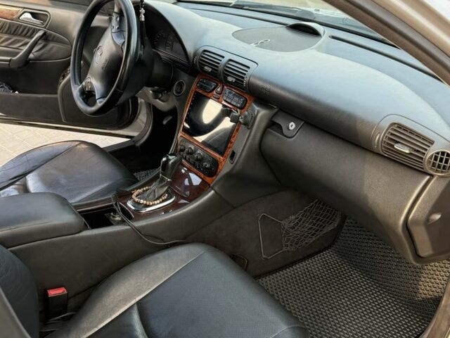 Серый Мерседес 220, объемом двигателя 2.1 л и пробегом 390 тыс. км за 5000 $, фото 5 на Automoto.ua