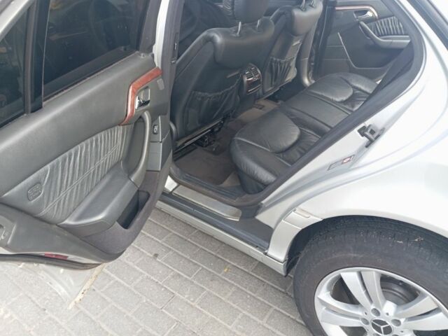 Серый Мерседес 220, объемом двигателя 3.2 л и пробегом 450 тыс. км за 5300 $, фото 5 на Automoto.ua