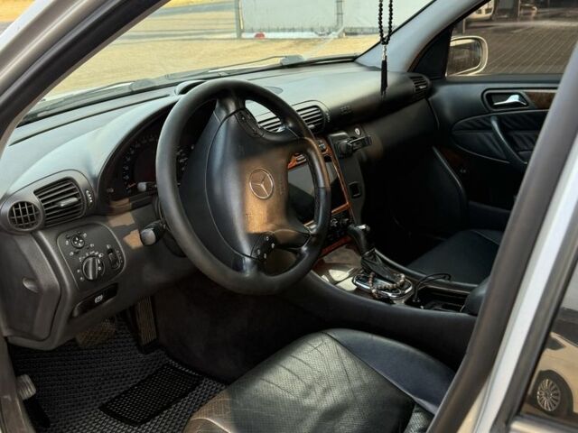 Серый Мерседес 220, объемом двигателя 2.1 л и пробегом 390 тыс. км за 5000 $, фото 4 на Automoto.ua