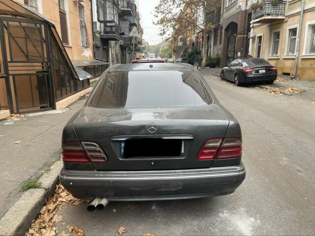 Серый Мерседес 220, объемом двигателя 2.2 л и пробегом 330 тыс. км за 4500 $, фото 8 на Automoto.ua