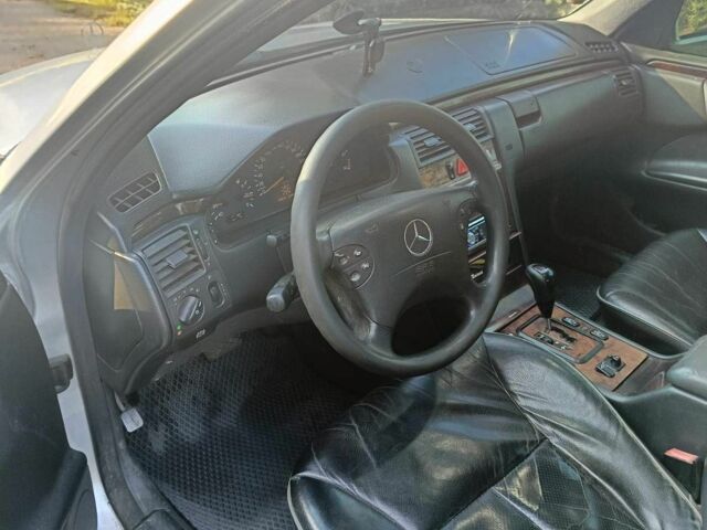 Сірий Мерседес 220, об'ємом двигуна 2.2 л та пробігом 346 тис. км за 3500 $, фото 7 на Automoto.ua