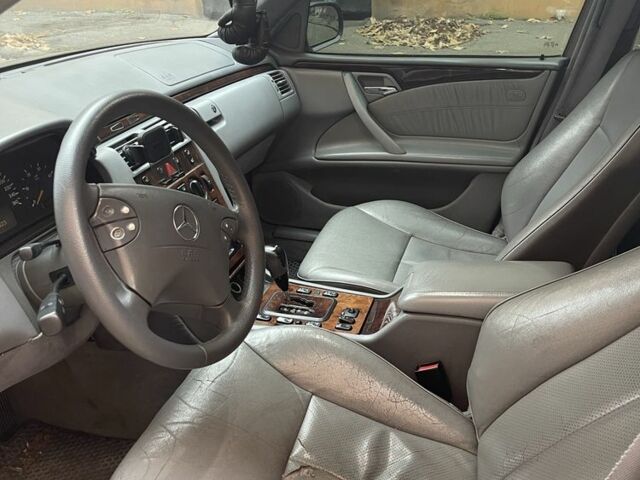 Серый Мерседес 220, объемом двигателя 2.2 л и пробегом 330 тыс. км за 4200 $, фото 4 на Automoto.ua