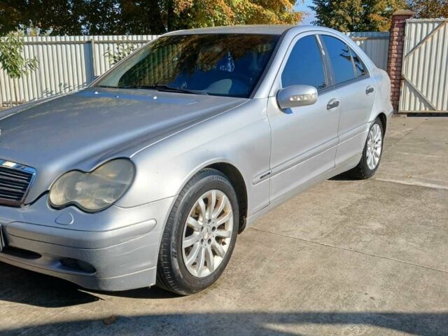 Серый Мерседес 220, объемом двигателя 2.2 л и пробегом 270 тыс. км за 3600 $, фото 1 на Automoto.ua