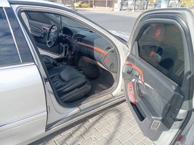 Серый Мерседес 220, объемом двигателя 3.2 л и пробегом 450 тыс. км за 5300 $, фото 6 на Automoto.ua