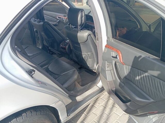 Серый Мерседес 220, объемом двигателя 3.2 л и пробегом 450 тыс. км за 5300 $, фото 4 на Automoto.ua