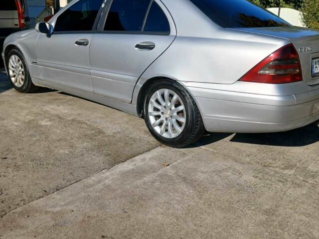 Серый Мерседес 220, объемом двигателя 2.2 л и пробегом 270 тыс. км за 3600 $, фото 4 на Automoto.ua