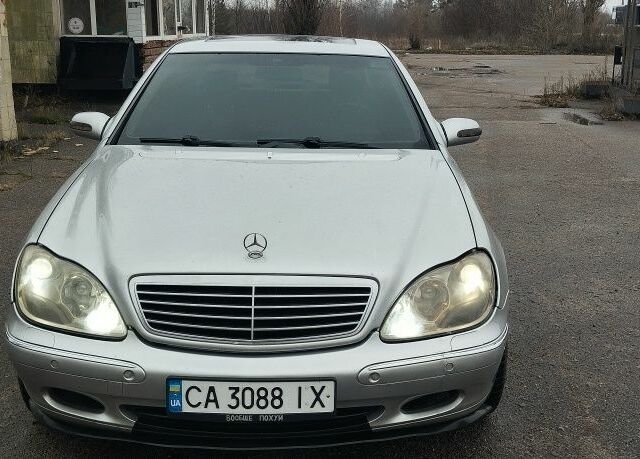 Серый Мерседес 220, объемом двигателя 5.8 л и пробегом 299 тыс. км за 3499 $, фото 1 на Automoto.ua