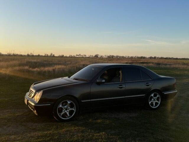 Сірий Мерседес 220, об'ємом двигуна 2.2 л та пробігом 330 тис. км за 4200 $, фото 1 на Automoto.ua