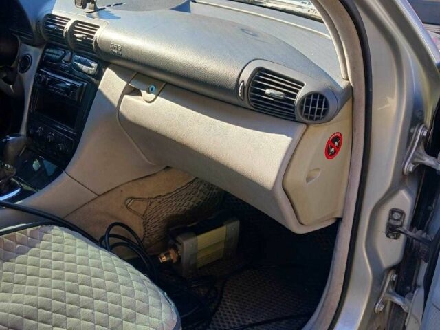 Серый Мерседес 220, объемом двигателя 2.2 л и пробегом 270 тыс. км за 3600 $, фото 13 на Automoto.ua