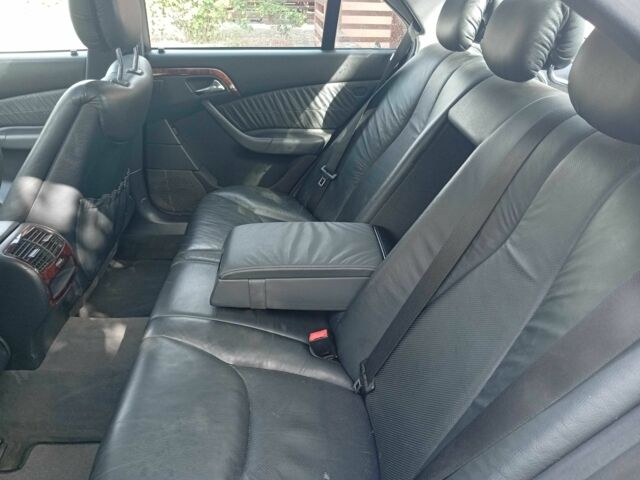 Серый Мерседес 220, объемом двигателя 3.2 л и пробегом 305 тыс. км за 6400 $, фото 12 на Automoto.ua