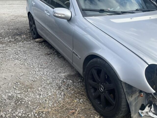 Серый Мерседес 220, объемом двигателя 2.1 л и пробегом 330 тыс. км за 1996 $, фото 3 на Automoto.ua