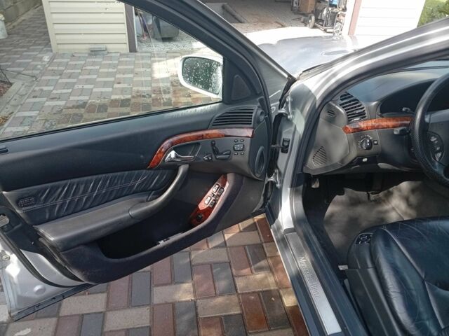 Серый Мерседес 220, объемом двигателя 3.2 л и пробегом 305 тыс. км за 6400 $, фото 14 на Automoto.ua