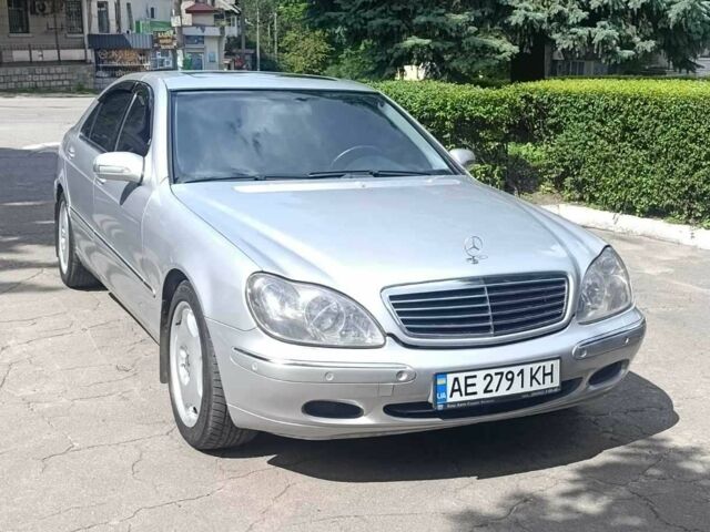 Сірий Мерседес 220, об'ємом двигуна 5 л та пробігом 300 тис. км за 6500 $, фото 1 на Automoto.ua