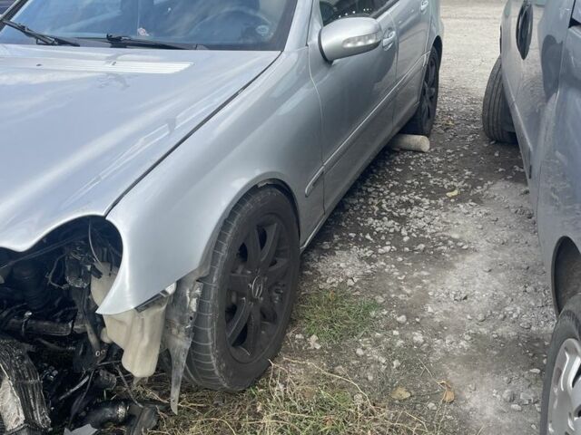 Серый Мерседес 220, объемом двигателя 2.1 л и пробегом 330 тыс. км за 1996 $, фото 4 на Automoto.ua