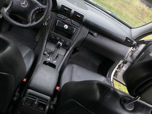 Серый Мерседес 220, объемом двигателя 2.1 л и пробегом 460 тыс. км за 5000 $, фото 4 на Automoto.ua