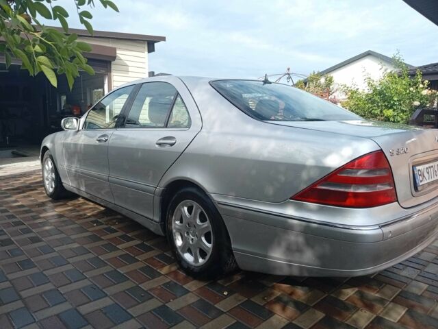 Серый Мерседес 220, объемом двигателя 3.2 л и пробегом 305 тыс. км за 6400 $, фото 1 на Automoto.ua