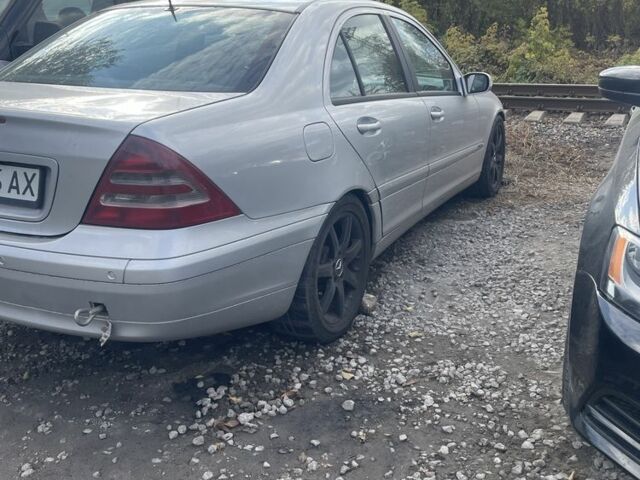 Серый Мерседес 220, объемом двигателя 2.1 л и пробегом 330 тыс. км за 1996 $, фото 1 на Automoto.ua