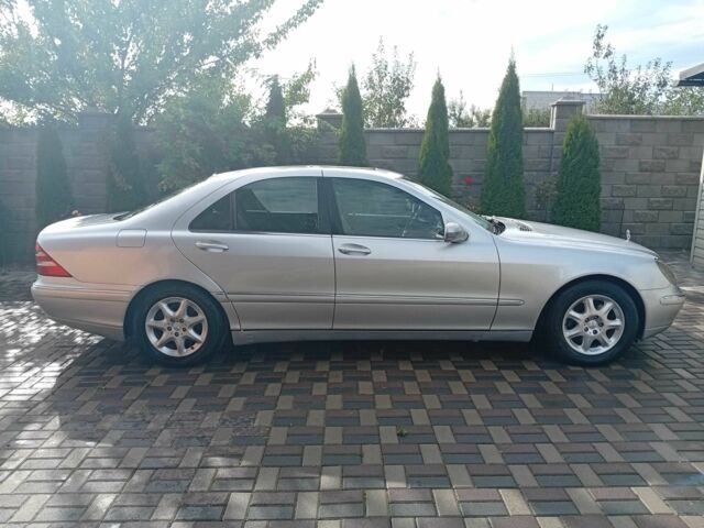 Серый Мерседес 220, объемом двигателя 3.2 л и пробегом 305 тыс. км за 6400 $, фото 4 на Automoto.ua