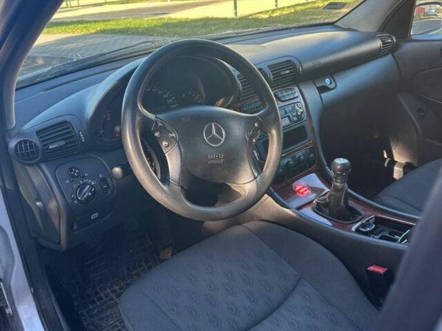 Серый Мерседес 220, объемом двигателя 2.2 л и пробегом 300 тыс. км за 1950 $, фото 6 на Automoto.ua