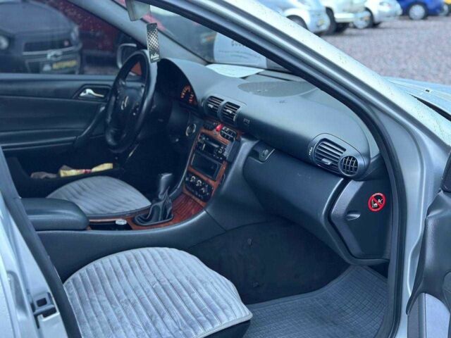 Серый Мерседес 220, объемом двигателя 2.1 л и пробегом 320 тыс. км за 3800 $, фото 4 на Automoto.ua