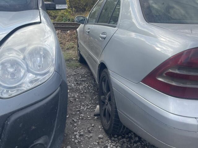 Серый Мерседес 220, объемом двигателя 2.1 л и пробегом 330 тыс. км за 1996 $, фото 2 на Automoto.ua